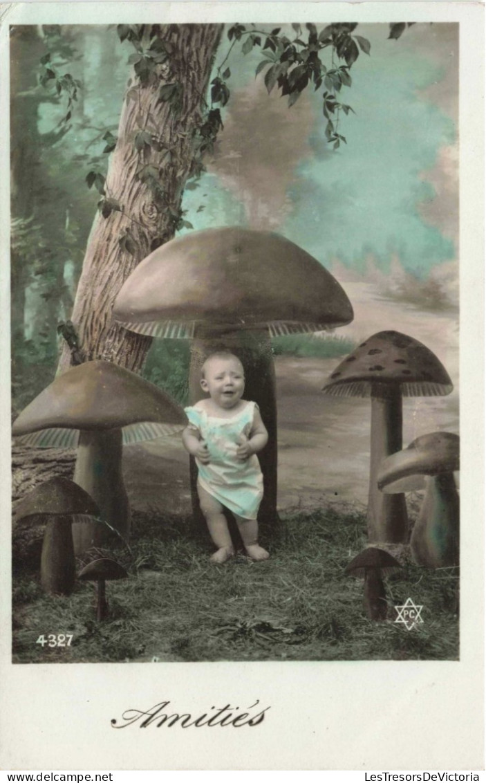 Enfants -  Un Enfant Pris En Photo Parmi Les Champignons Géants - Amitiés -   Carte Postale Ancienne - Abbildungen