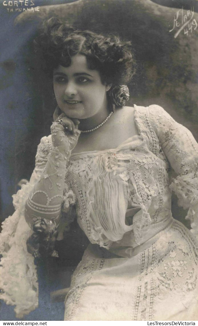 PHOTOGRAPHIE - Une Femme Ronde Aux Cheveux Courts - Carte Postale Ancienne - Photographs