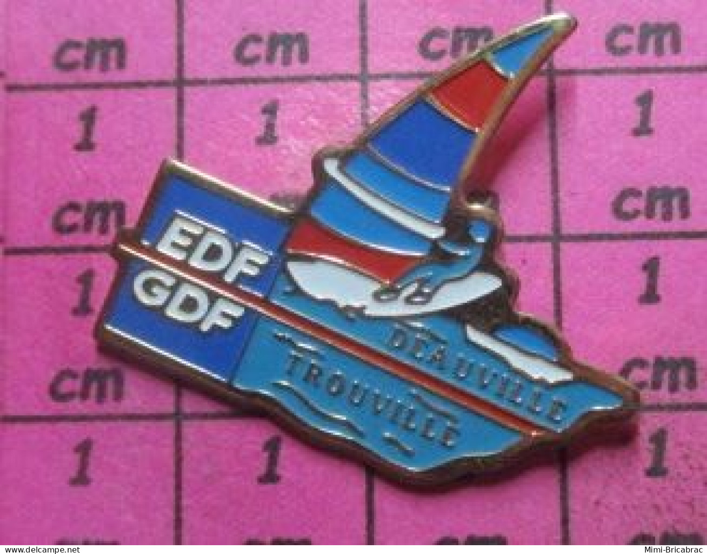 818A   Pin's Pins / Beau Et Rare / EDF GDF / DEAUVILLE TROUVILLE PLANCHE A VOILE - EDF GDF