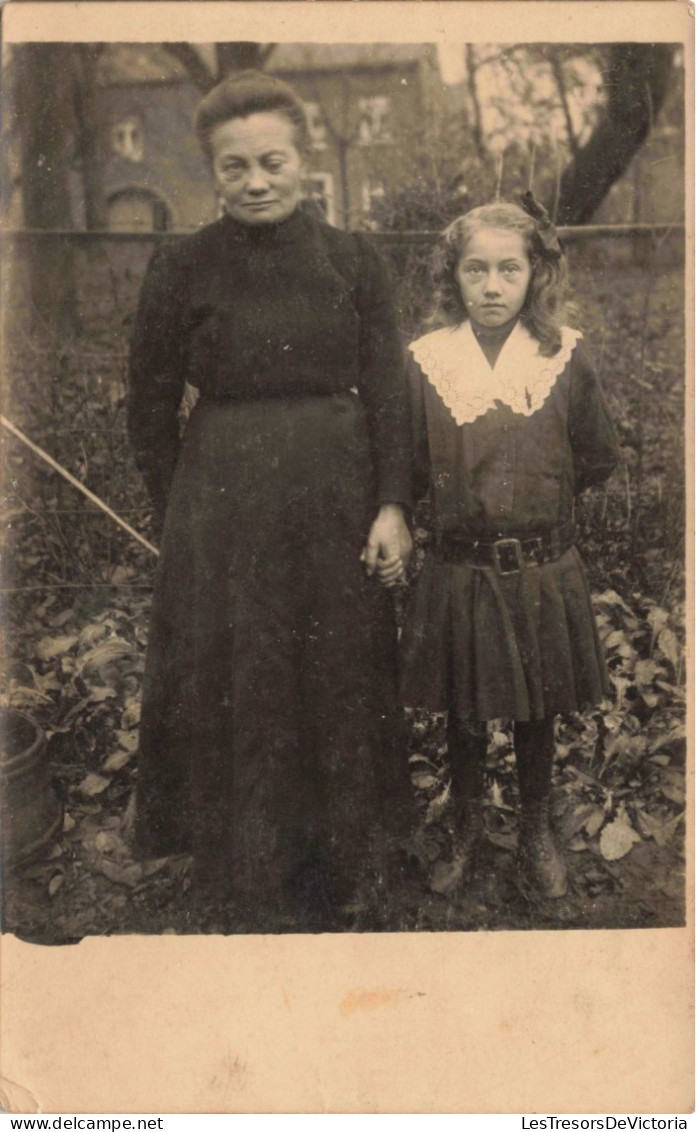 CARTE PHOTO - Portrait De Famille - Une Grand Mère Et Sa Petite Fille - Carte Postale Ancienne - Photographs