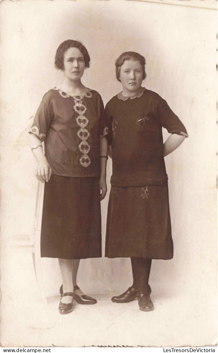 CARTE PHOTO - Portrait De Famille - Deux Soeurs - Carte Postale Ancienne - Photographie