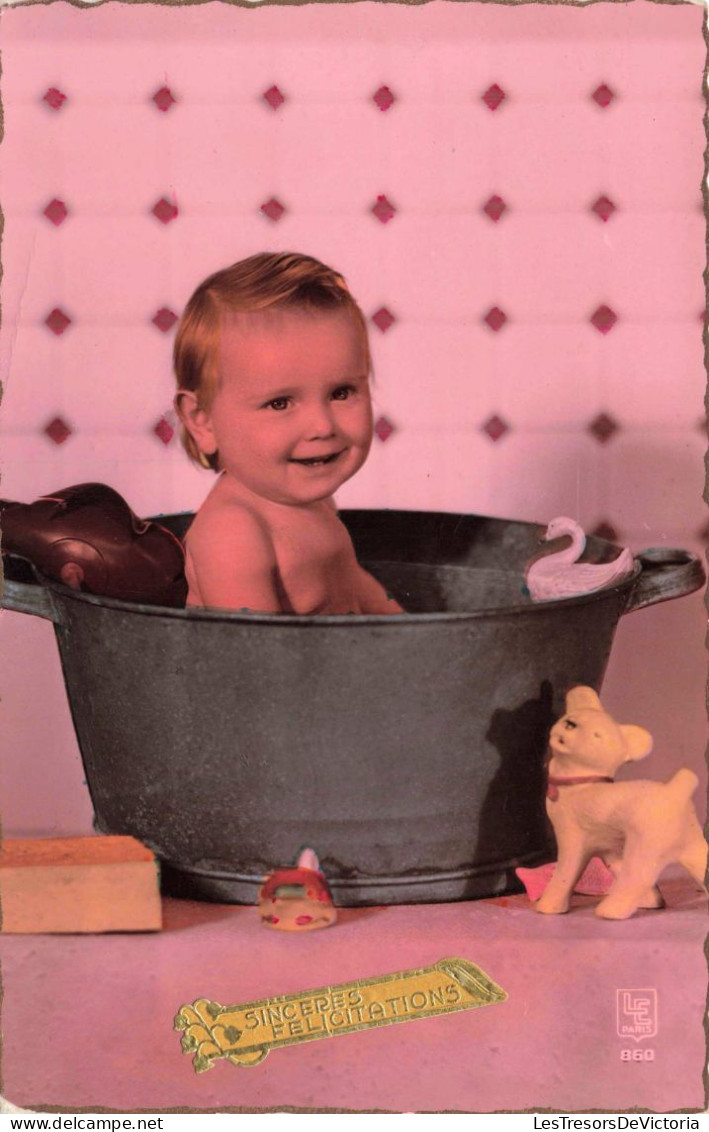 ENFANT - Portrait - Sincères Félicitations - Un Bébé Dans Son Bain -  Carte Postale Ancienne - Szenen & Landschaften