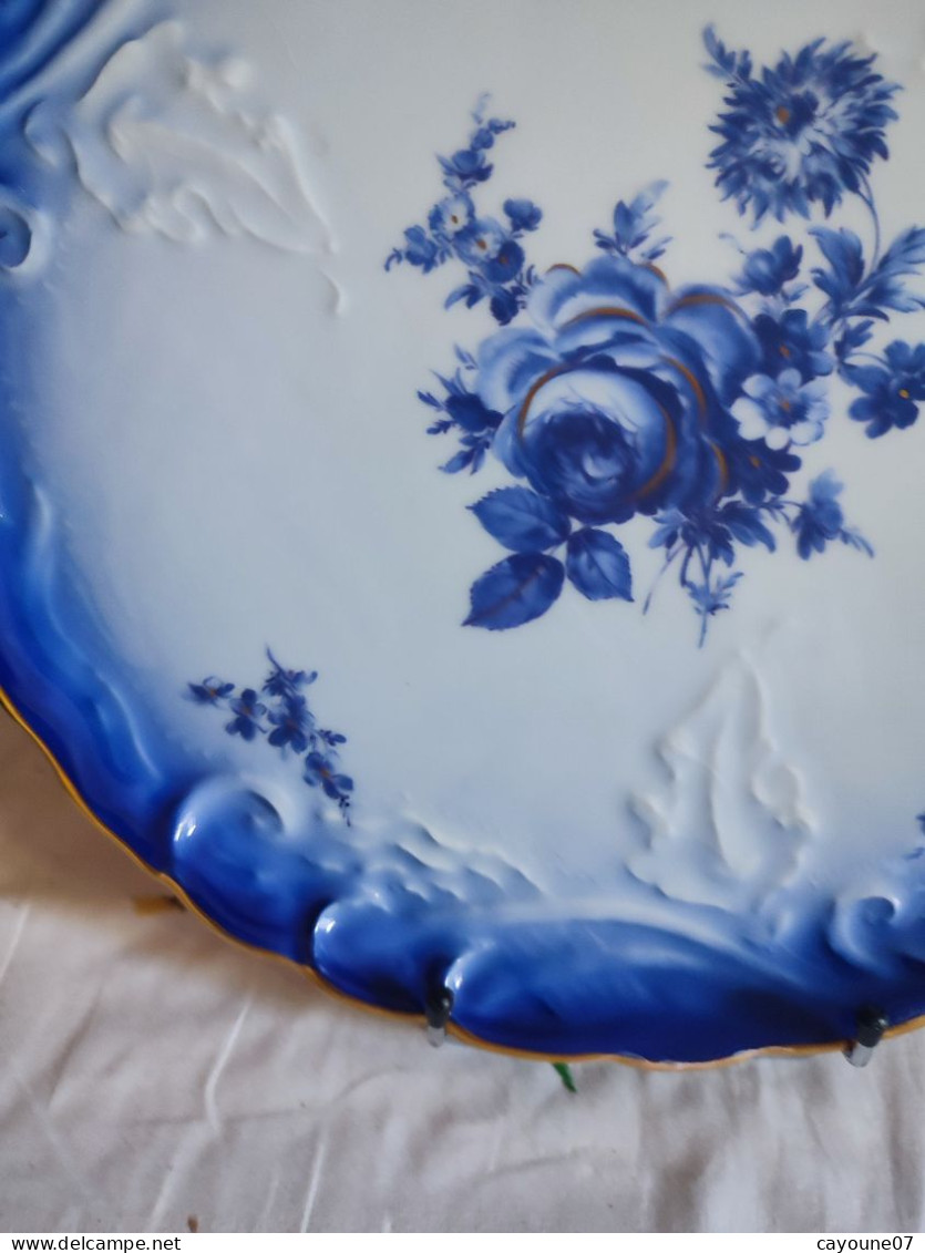 Tharaud porcelaine  de Limoges plat à gâteau bleu de four et fleurs dont roses