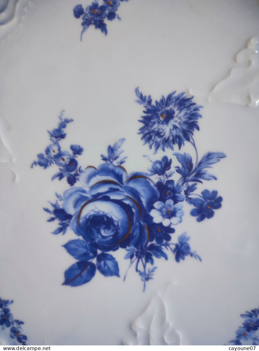 Tharaud porcelaine  de Limoges plat à gâteau bleu de four et fleurs dont roses