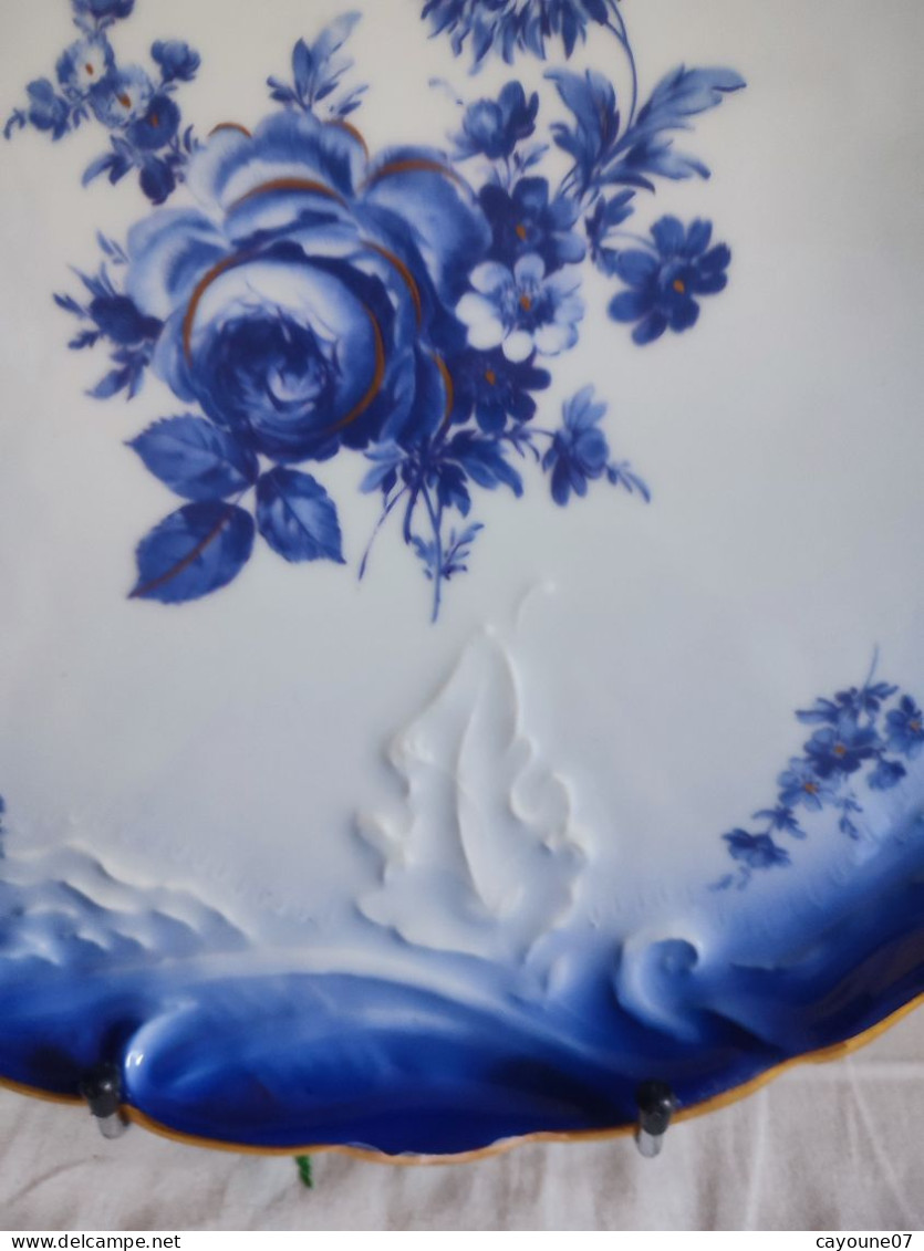 Tharaud porcelaine  de Limoges plat à gâteau bleu de four et fleurs dont roses