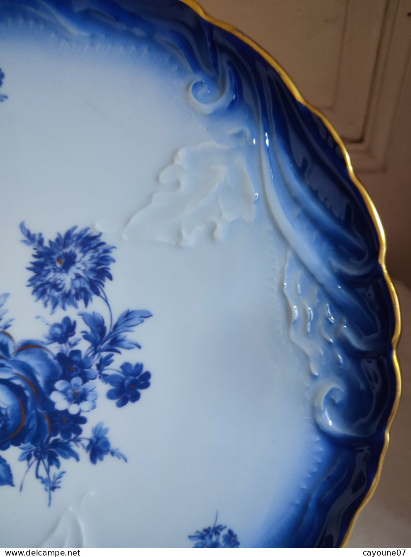 Tharaud porcelaine  de Limoges plat à gâteau bleu de four et fleurs dont roses