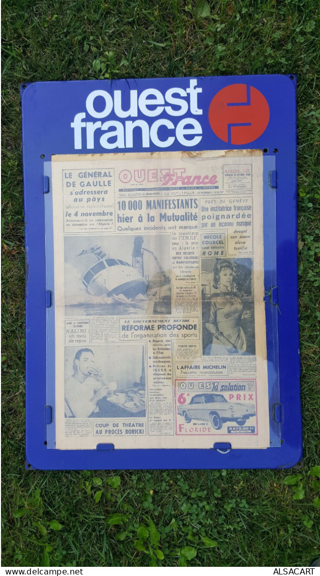 Plaque émaillée Ouest France , Avec Le Journal  , Environs 1970 - Targhe Smaltate (a Partire Dal 1961)