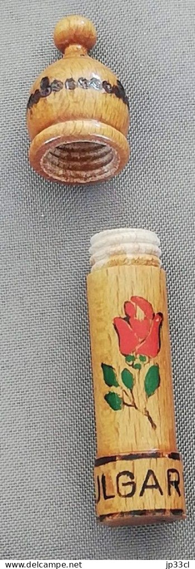 Bulgarie : Petit étui à Parfum En Bois En Forme De Tour Avec Miniature "Rose" à L'intérieur - Zonder Classificatie