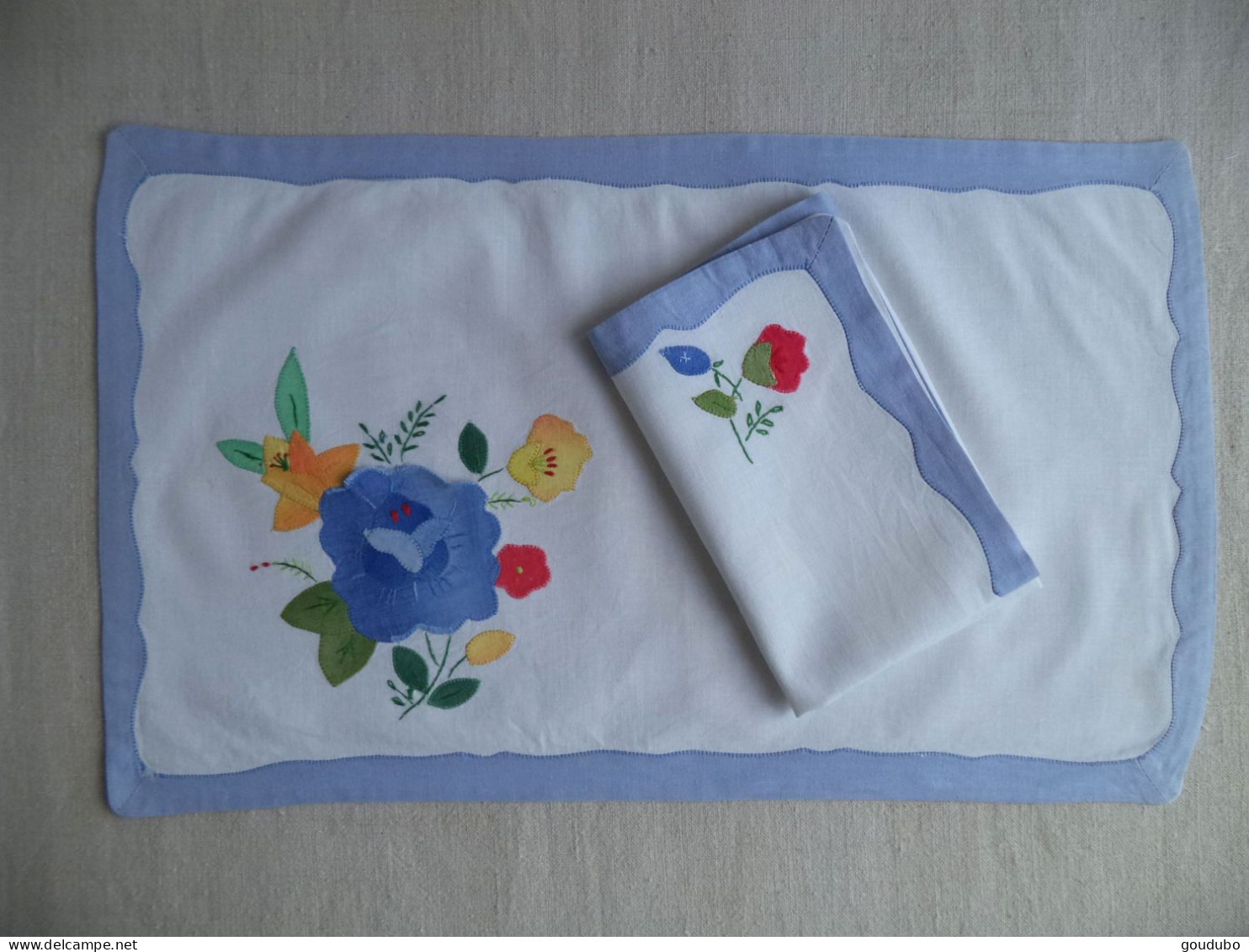 Napperons duo set de table serviette composition fleur et entour tissu ton dominant bleu .