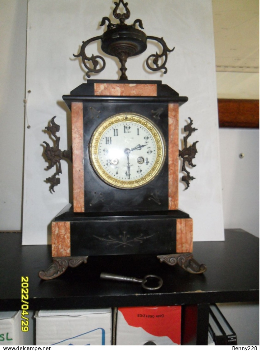 Horloge Napoléon III Sur Socle En Marbre Noir Et Rose, En TBE - Clocks