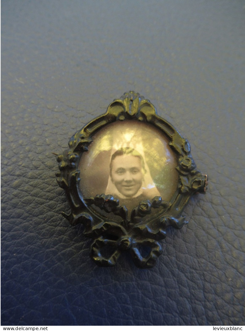 Bijoux Fantaisie/ Petite Broche Souvenir/ Encadrement  Plastique Noir/ Avec Photo D'une Jeune Femme/ Vers1920-50  BIJ191 - Sonstige & Ohne Zuordnung