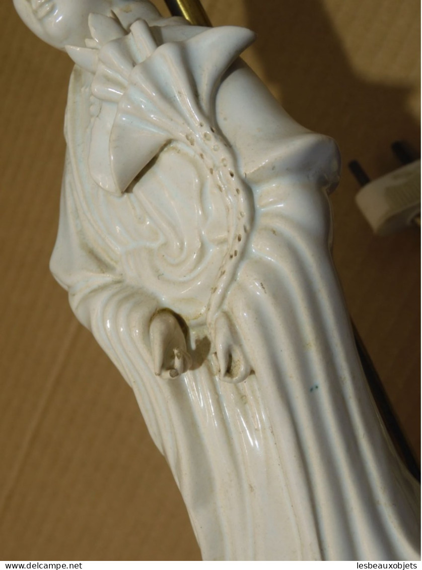 JOLI PIED de LAMPE ANCIEN DEESSE GUANYIN en PORCELAINE BLANCHE fleur lotus    E