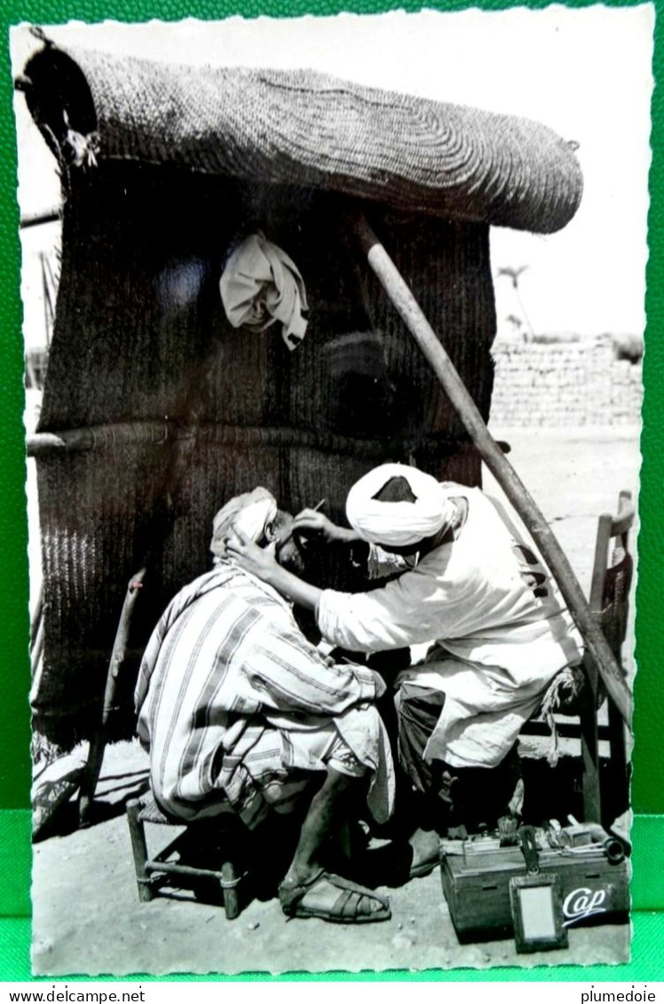 CPA  METIER . SCENES ET TYPE DU MAROC . LE COIFFEUR . BARBIER A L OUVRAGE . RASOIR . BARBER AT WORK   OLD PC - Afrique