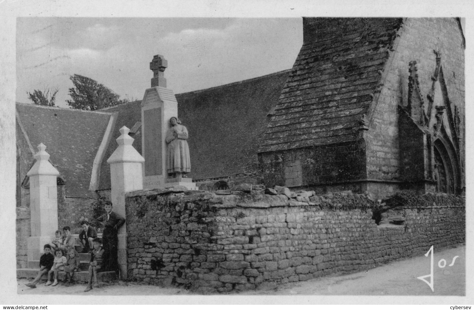 PLOUHINEC - Monument Aux Morts Et Porche De L'Eglise Du XVIe Siècle - Animé - Carte Datée 1952 - Plouhinec