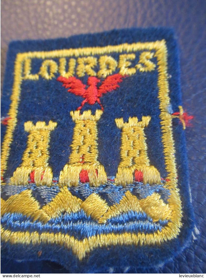 France/Ecusson Tissu D'époque/ Lourdes/ Hautes Pyrénées  /Vers 1960-80                 ET473 - Blazoenen (textiel)
