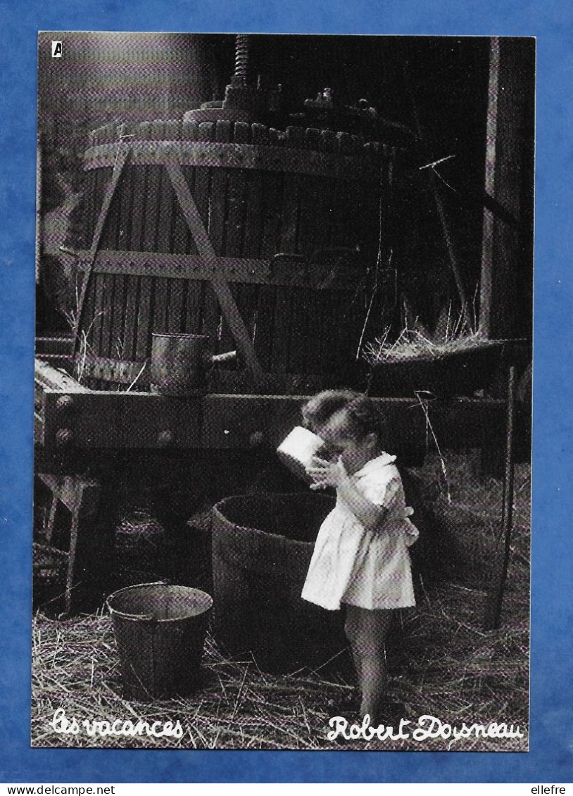 CPM Photographe Robert Doisneau Série Les Vacances Petite Fille Buvant Du Lait Près D' Un Pressoir RARE - Doisneau