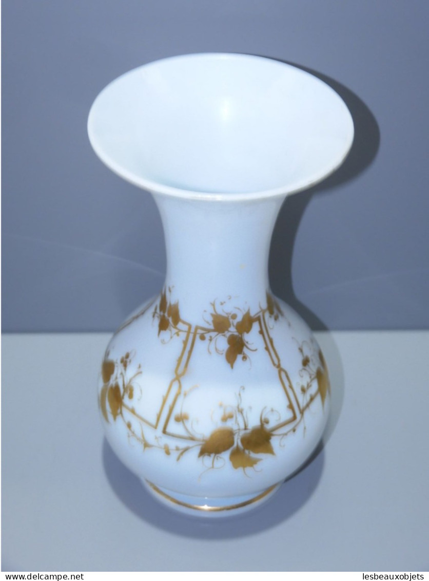 -JOLI ANCIEN VASE OPALINE De CRISTAL CHARLES X Décor Feuilles Dorées Vitrine    E - Vases