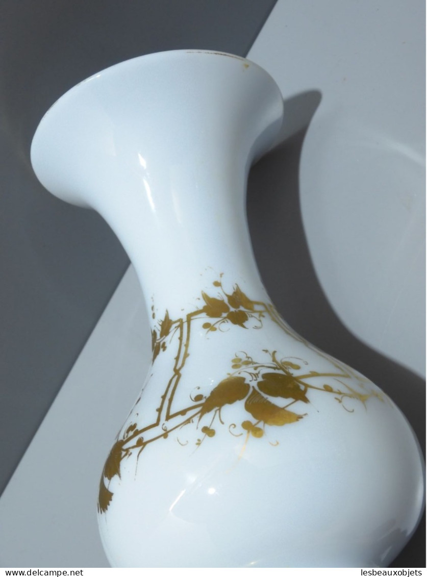 -JOLI ANCIEN VASE OPALINE de CRISTAL CHARLES X décor feuilles dorées vitrine    E