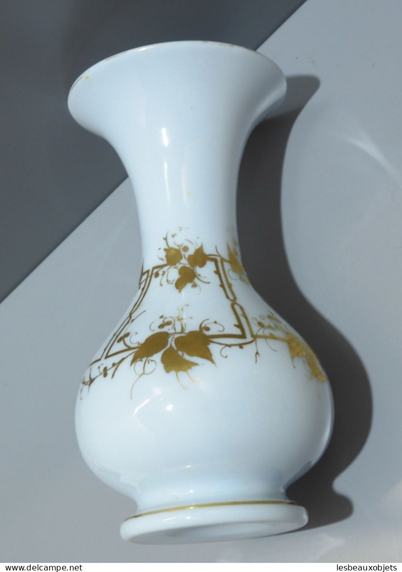 -JOLI ANCIEN VASE OPALINE de CRISTAL CHARLES X décor feuilles dorées vitrine    E