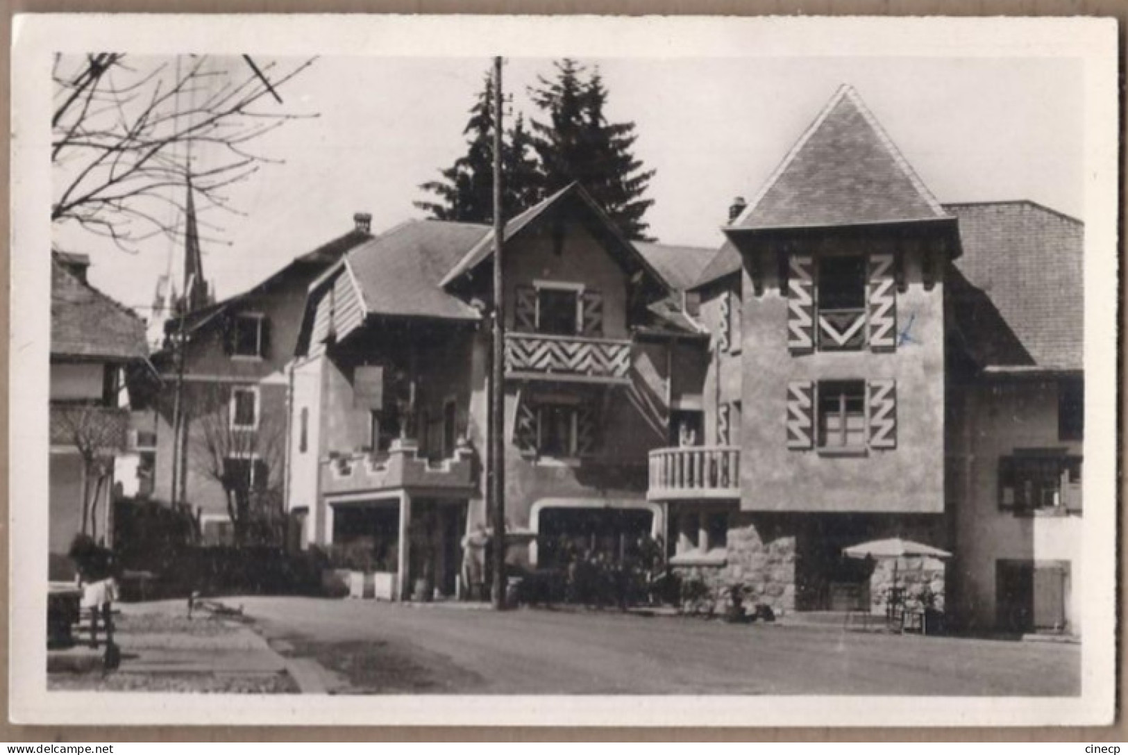 CPSM 74 - THORENS GLIERES - Hôtel Du Commerce - TB PLAN Devanture Façade CENTRE VILLAGE - Petite Animation Terrasse - Thorens-Glières