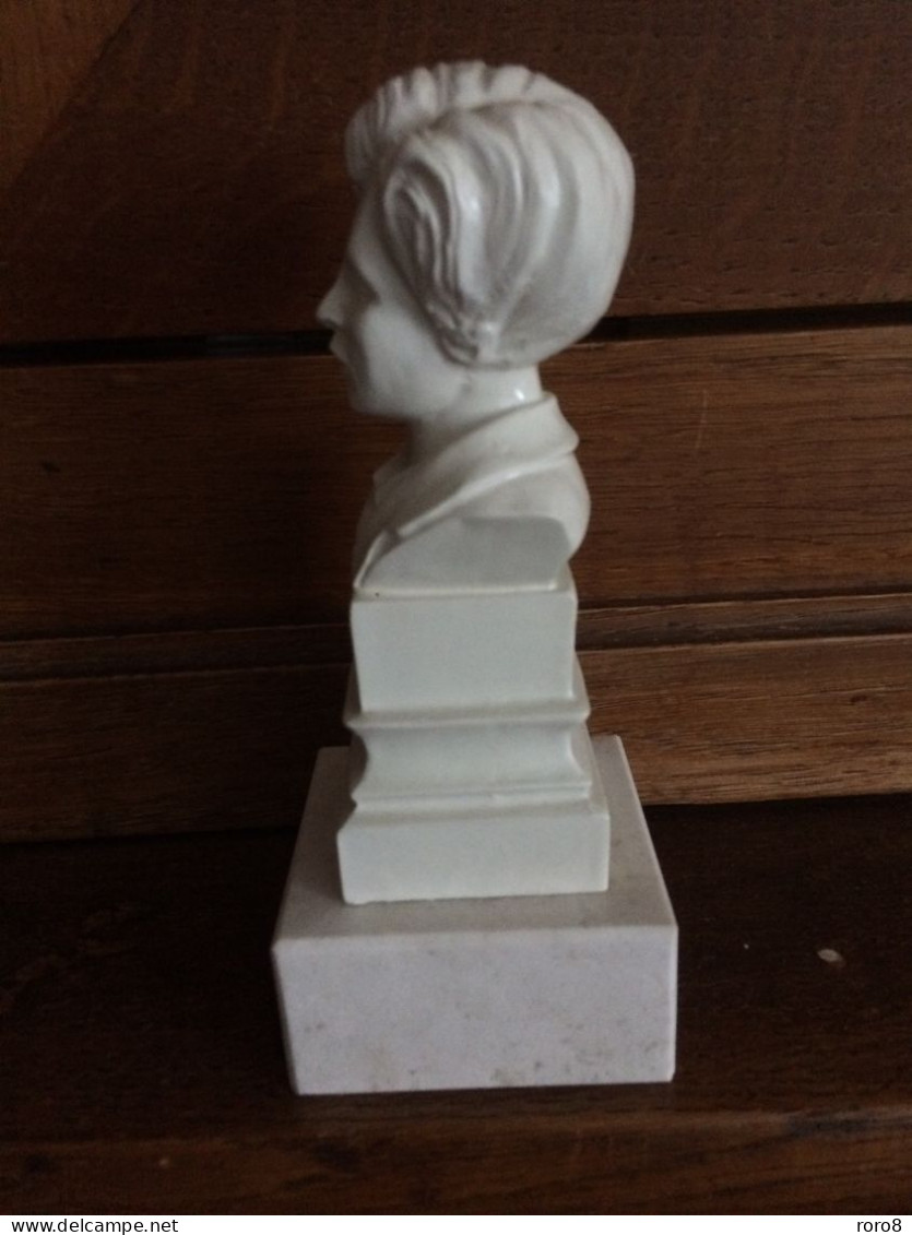 Petit Buste Du Poète ARTHURD RIMBAUD - 1854 - 1891, Pour Le Congrès Régional De Philatélie à CHARLEVILLE Les 13 Et 14 - Plaster