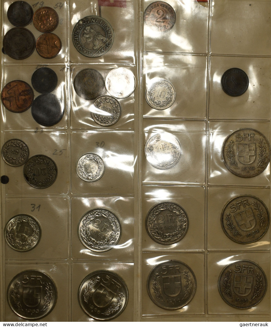 Alle Welt: Auf zwei urige Ordner verteilte Sammlung Münzen aus aller Welt. Überw