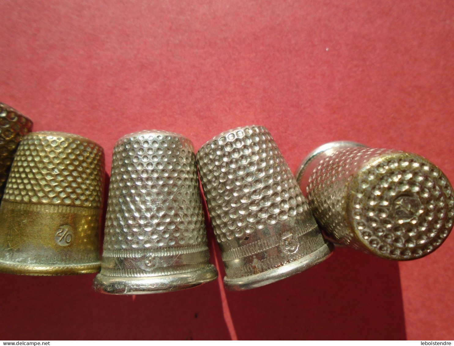 LOT DE 9 DES A COUDRE DIVERS ANCIENS LE PLUS PETIT 20 MM LE PLUS GRAND 25MM - Thimbles