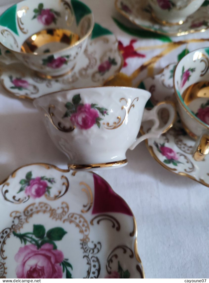 Suite De Six Tasses Et  Soucoupes à Café  Moka Porcelaine Allemande Décor De Roses Et  Dorure - Limoges (FRA)