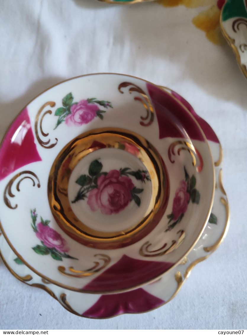 Suite de six tasses et  soucoupes à café  moka porcelaine allemande décor de roses et  dorure