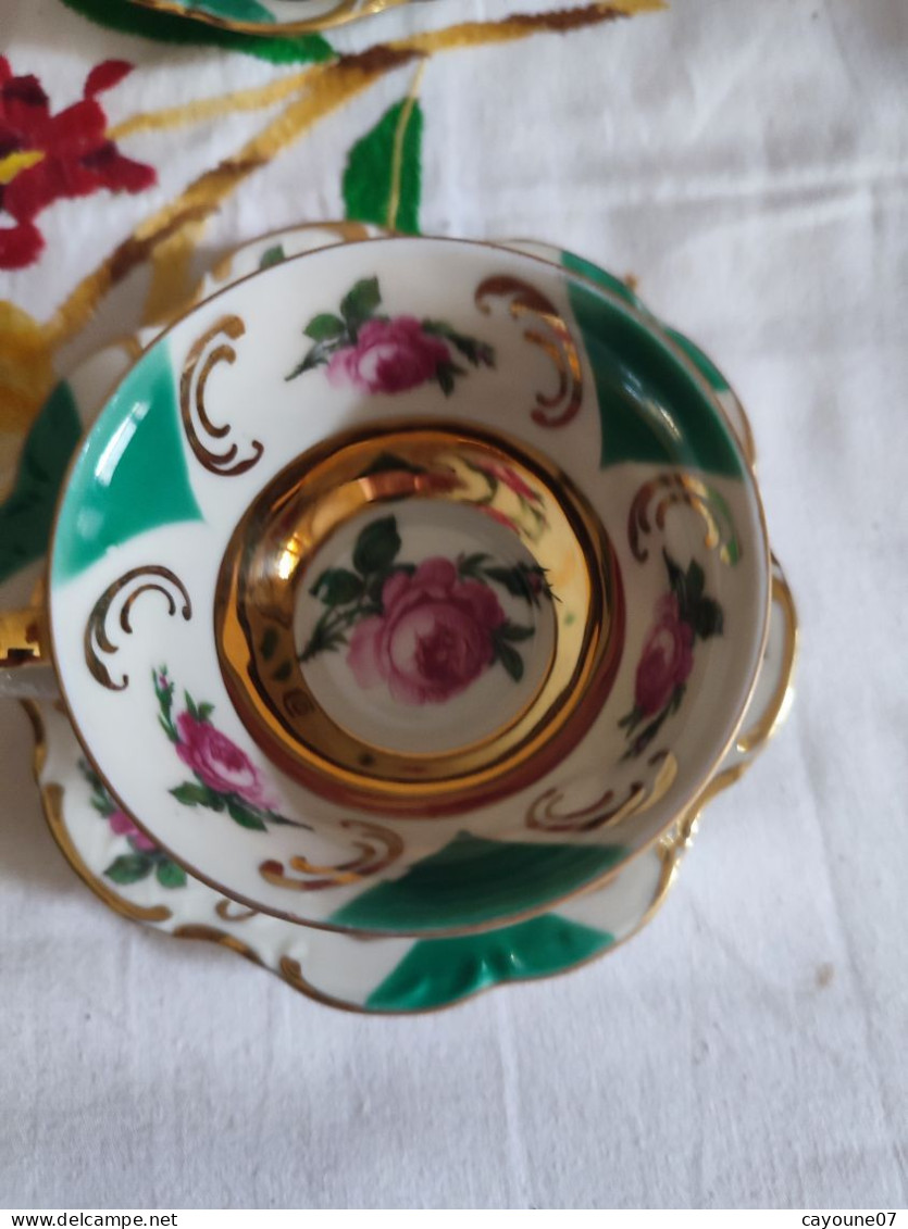 Suite de six tasses et  soucoupes à café  moka porcelaine allemande décor de roses et  dorure