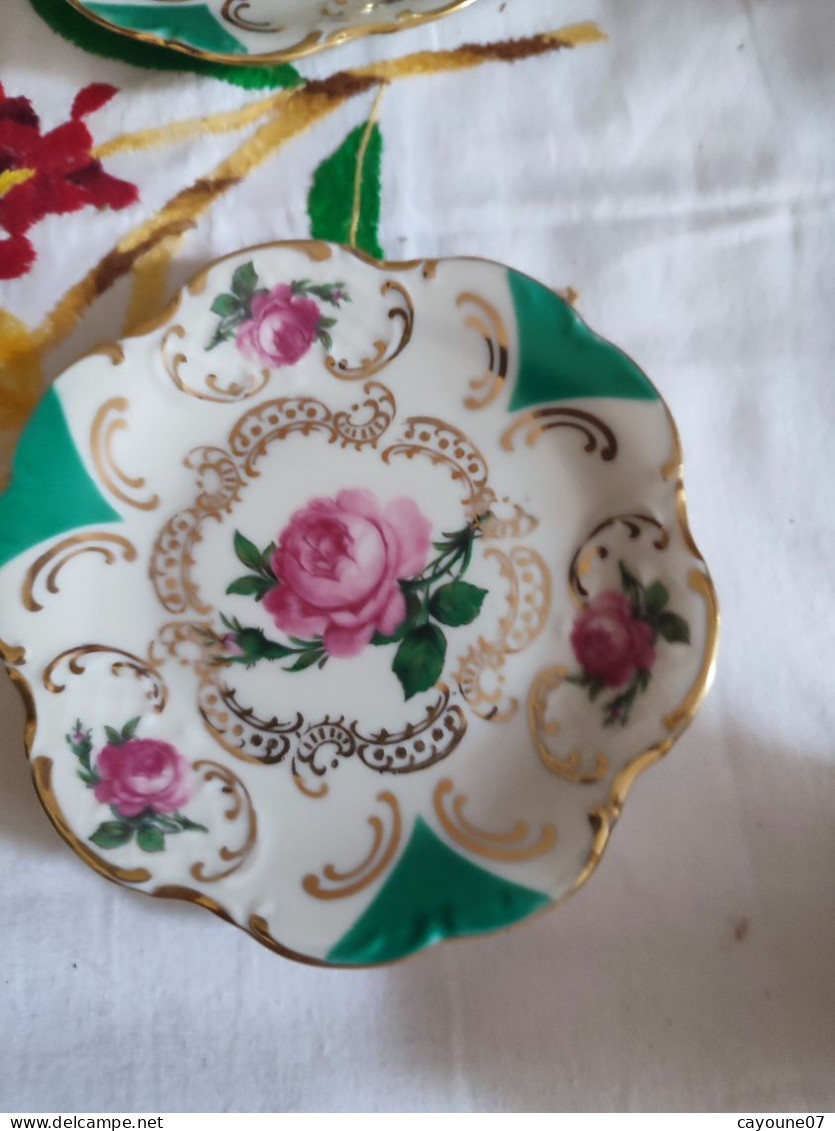 Suite de six tasses et  soucoupes à café  moka porcelaine allemande décor de roses et  dorure