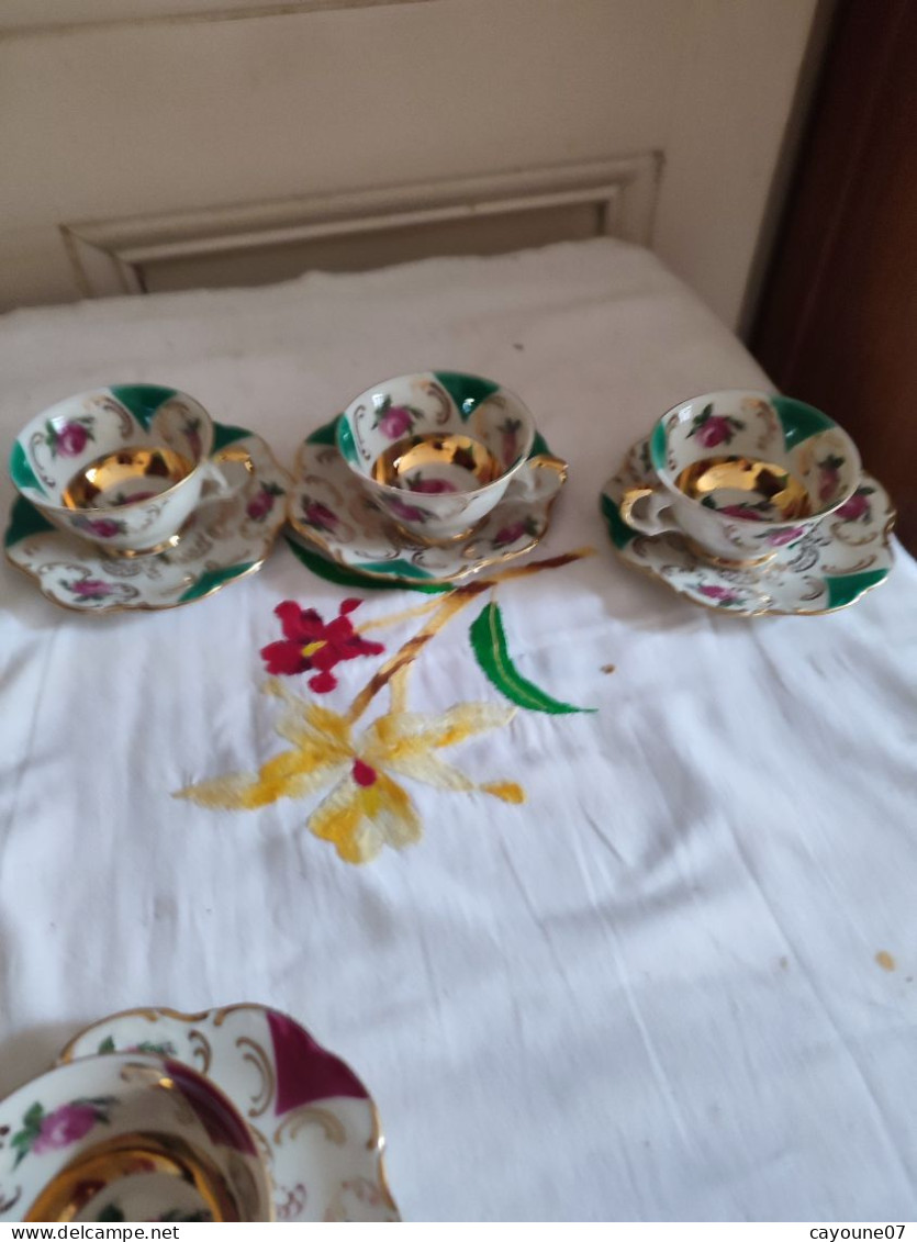 Suite de six tasses et  soucoupes à café  moka porcelaine allemande décor de roses et  dorure