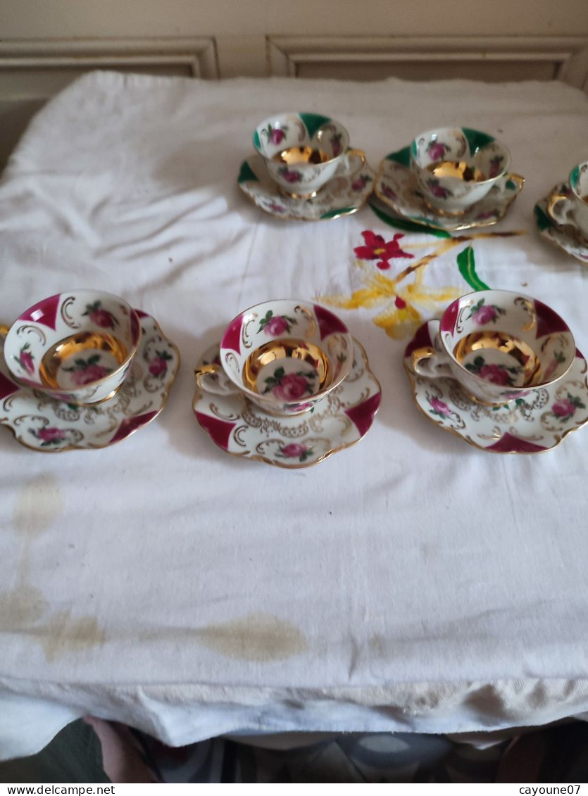 Suite de six tasses et  soucoupes à café  moka porcelaine allemande décor de roses et  dorure