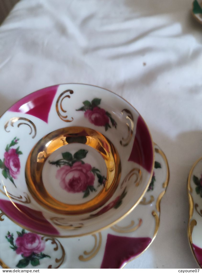 Suite de six tasses et  soucoupes à café  moka porcelaine allemande décor de roses et  dorure