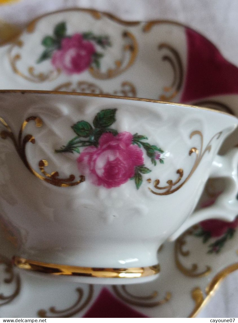 Suite de six tasses et  soucoupes à café  moka porcelaine allemande décor de roses et  dorure