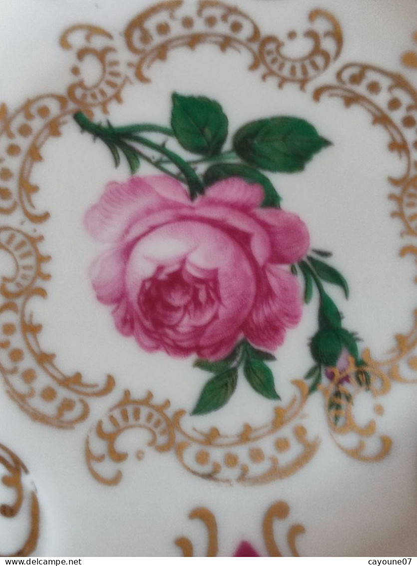 Suite de six tasses et  soucoupes à café  moka porcelaine allemande décor de roses et  dorure