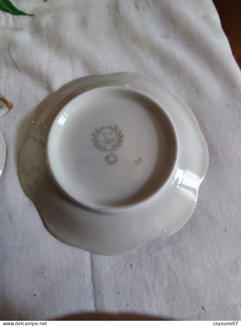 Suite de six tasses et  soucoupes à café  moka porcelaine allemande décor de roses et  dorure