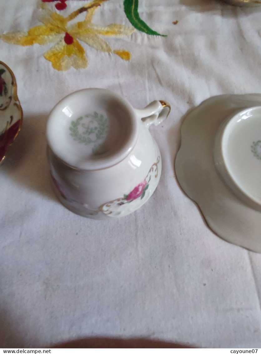 Suite de six tasses et  soucoupes à café  moka porcelaine allemande décor de roses et  dorure