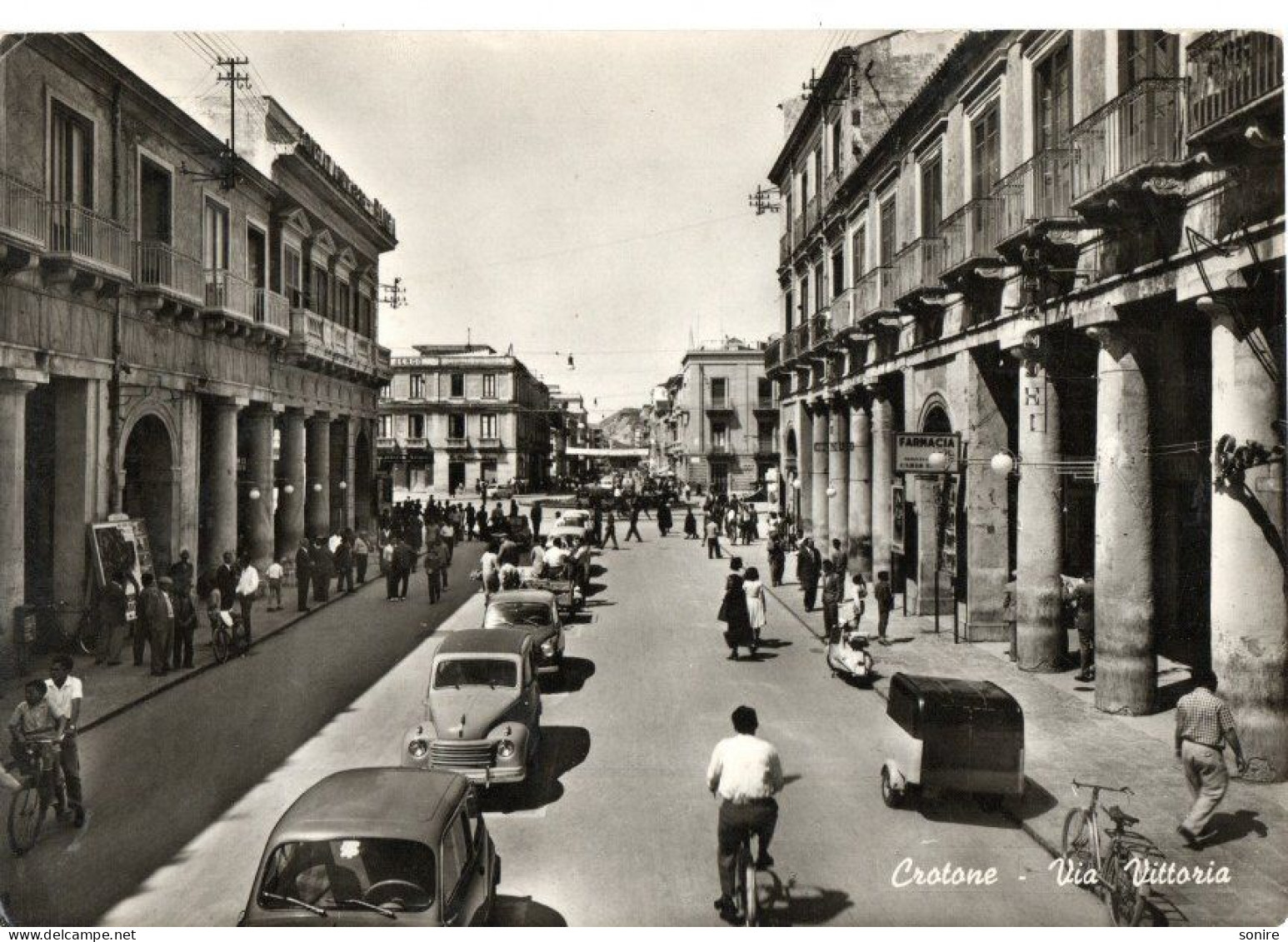 CROTONE - VIA VITTORIA - MOLTO ANIMATA AUTO CARS FIAT LAMBRETTA - ED.ZURLO - VG FG - C6785 - Crotone