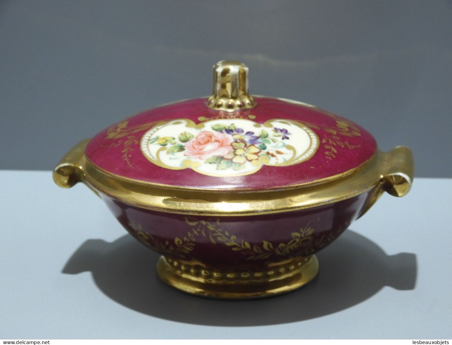 -POT COUVERT MINI SOUPIERE BONBONNIERE PORCELAINE de LIMOGES dorure Fleurs    E