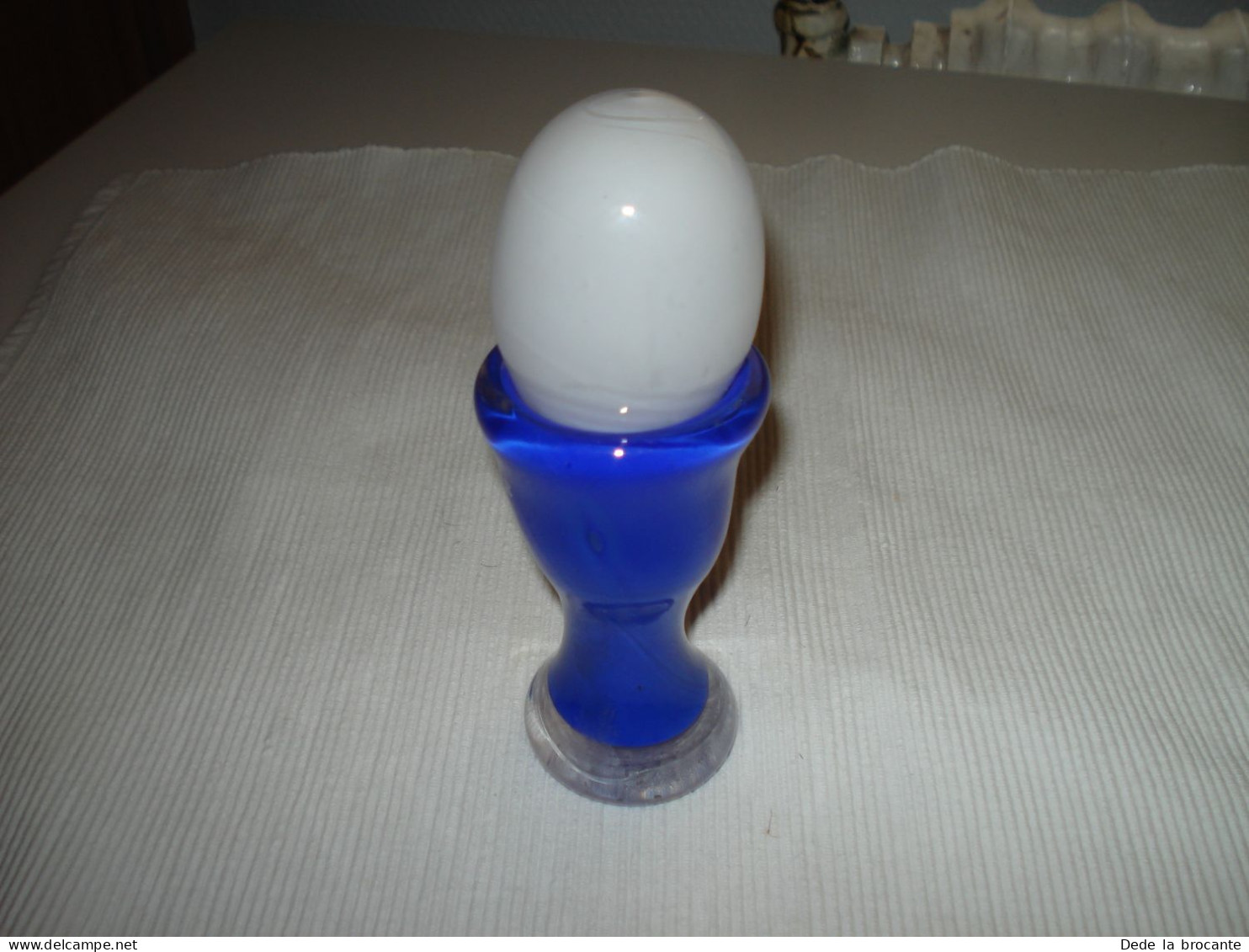 O15 / Joli Coquetier En Verre Bleu + Œuf Verre Soufflé - Artisanat - H :  14 Cm - Eggs