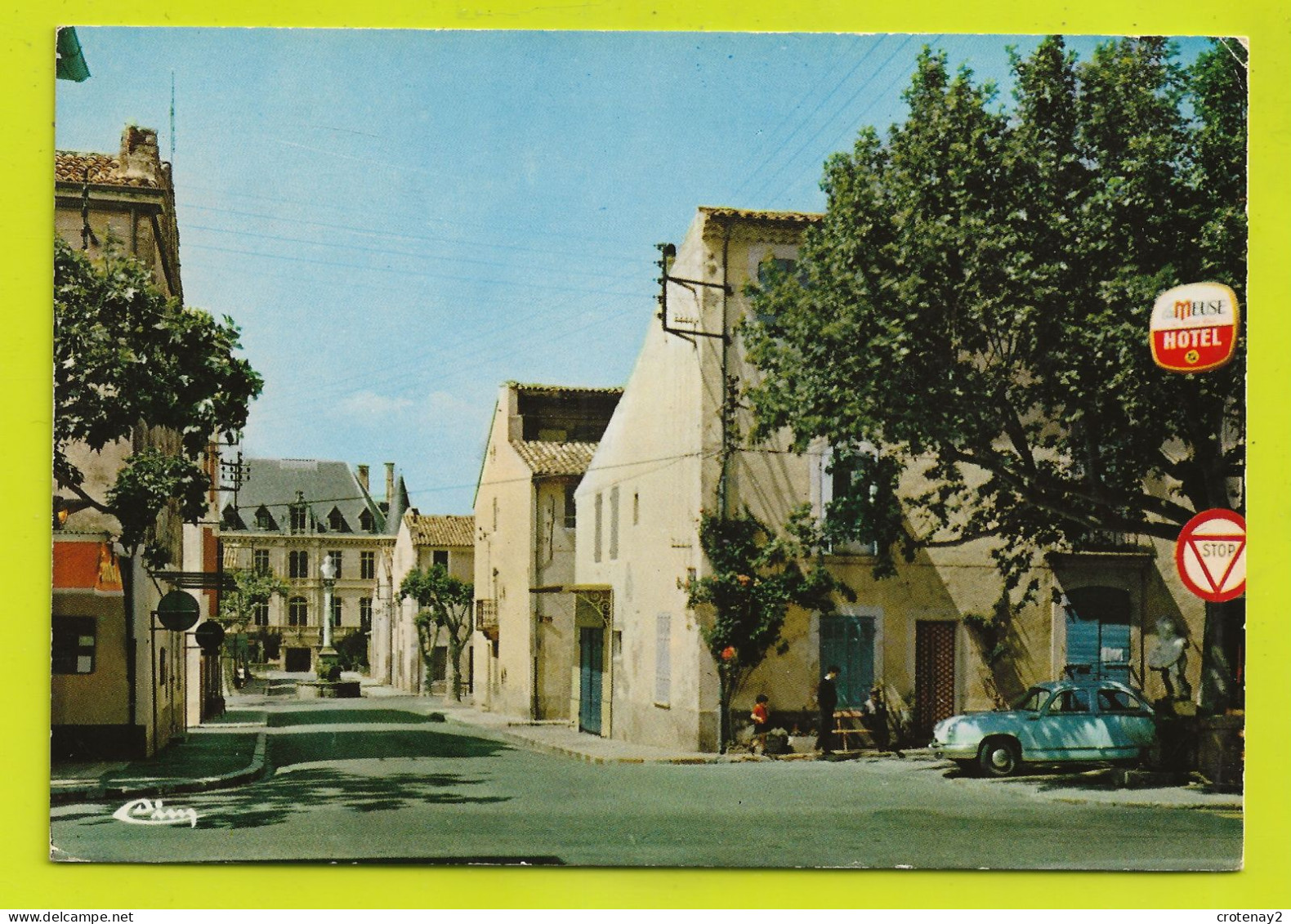 13 CHARLEVAL Vers Mallemort N°2911 Centre Ville Mairie Fontaine Hôtel PUB La Meuse VOIR ZOOM Dyna Panhard VOIR DOS - Mallemort