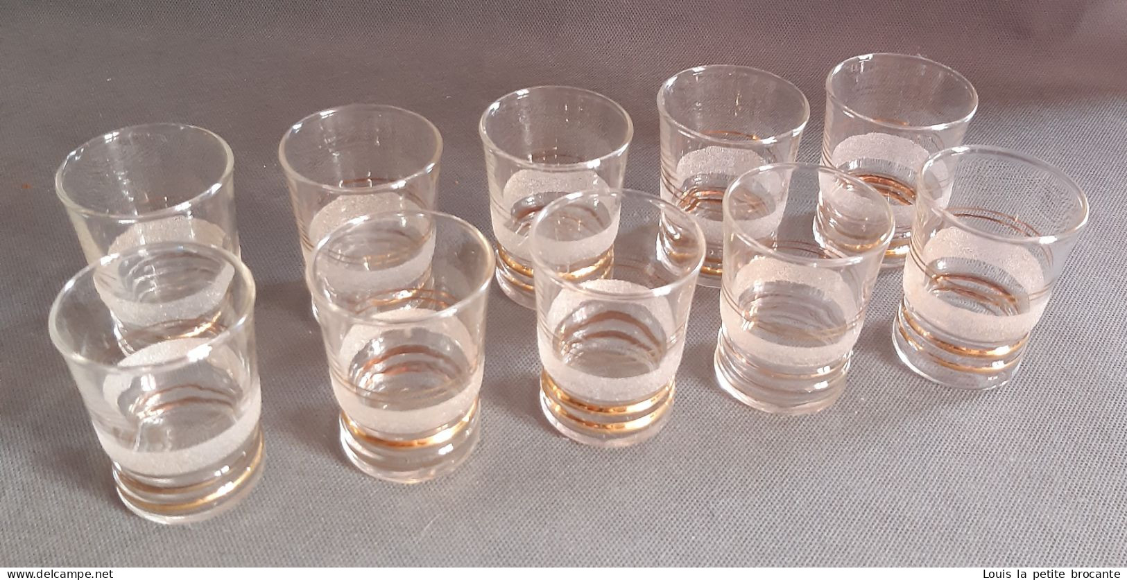 Lot De 10 Verres à Liqueur Vintage  Années 60/70 En Couleur Blanche Aspect  Givré Ou Granité, Et Dorures. - Glazen