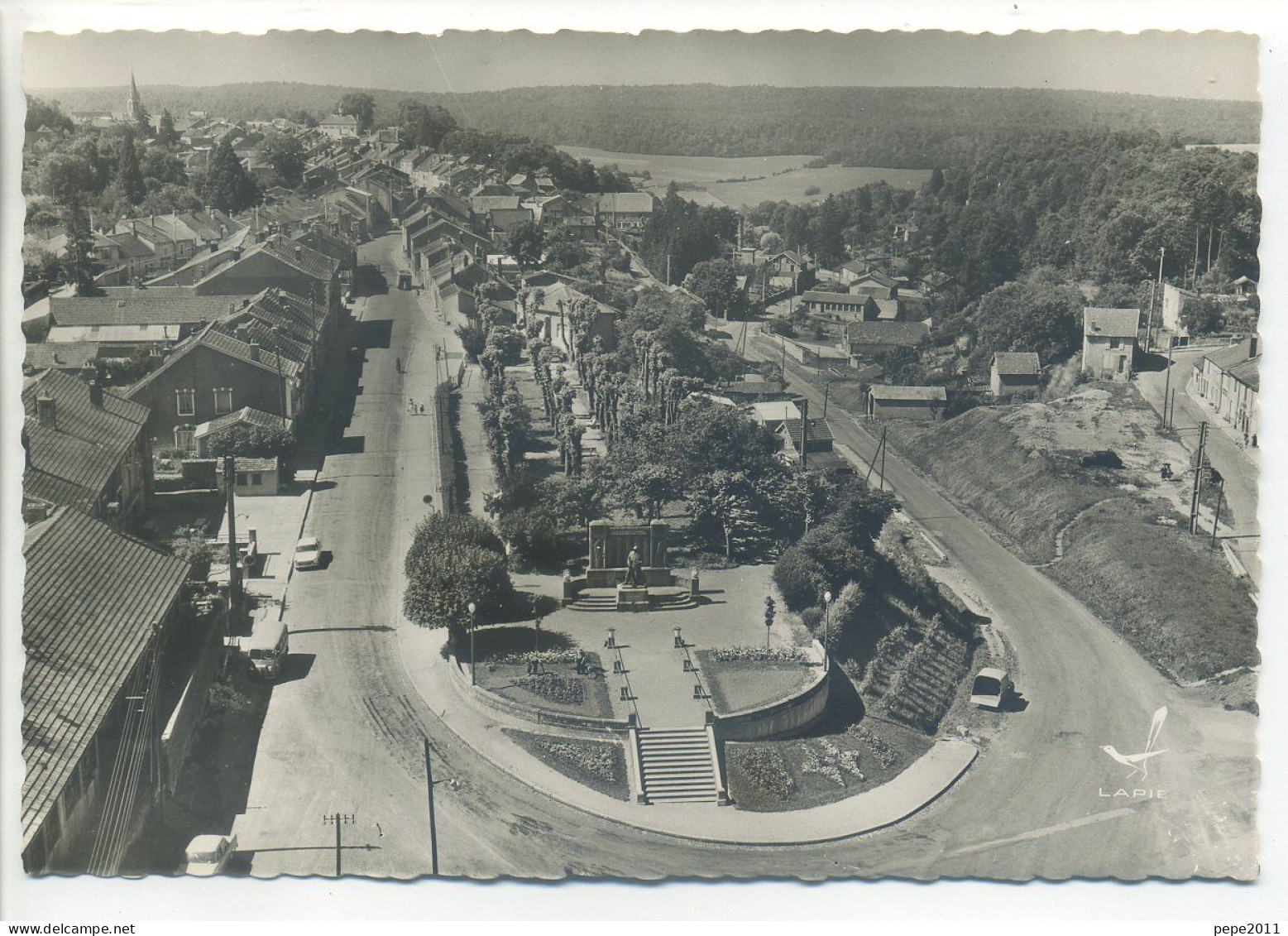 CPSM 52 Haute Marne NOGENT En BASSIGNY - Vue Aérienne En Avion Au-dessus De... Le Monument Aux Morts - Ed. Lapie - Nogent-en-Bassigny