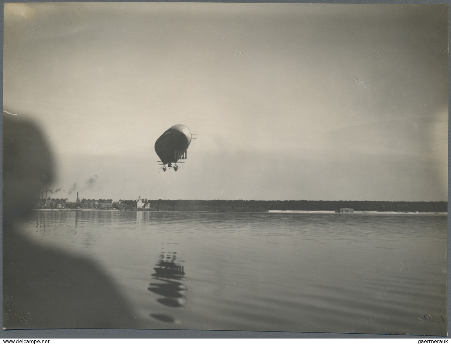 Thematics: zeppelin: 1910/1945 (ca): Posten mit dutzenden Zeppelin Photos, dazu