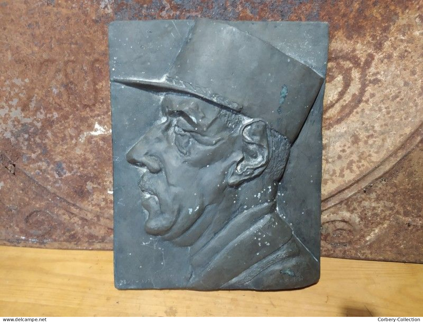 Sculpture Bas Relief Portrait Du Général Charles De Gaulle Signé Cachot - Andere & Zonder Classificatie