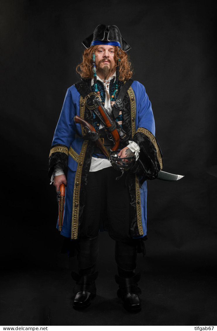 Costume Pirate Complet Et Nombreux Accessoires - Théâtre & Déguisements