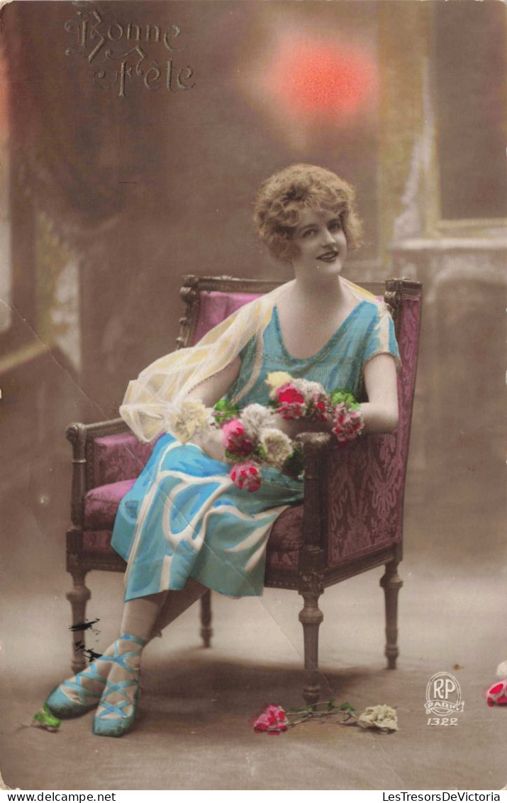 FÊTES ET VOEUX - Bonne Fête - Femme Assise Dans Un Fauteuil Avec Des Fleurs - Colorisé - Carte Postale Ancienne - Autres & Non Classés