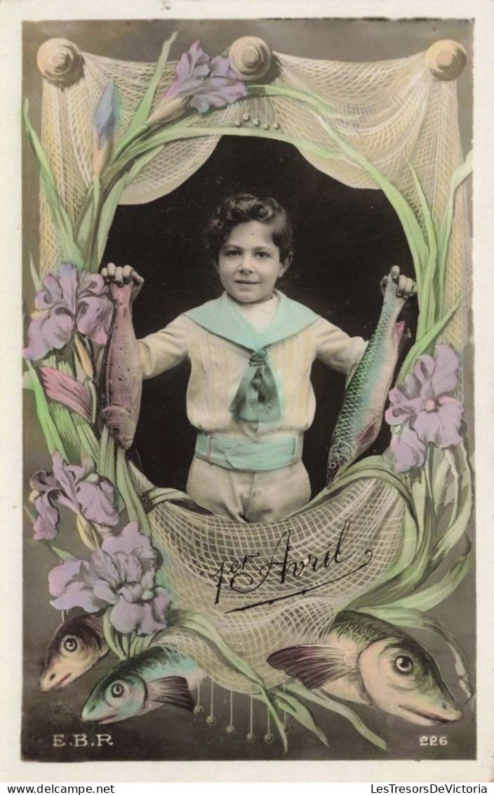 FÊTES ET VOEUX - 1er Avril - Un Garçon Tenant Un Poisson - Carte Postale Ancienne - Erster April