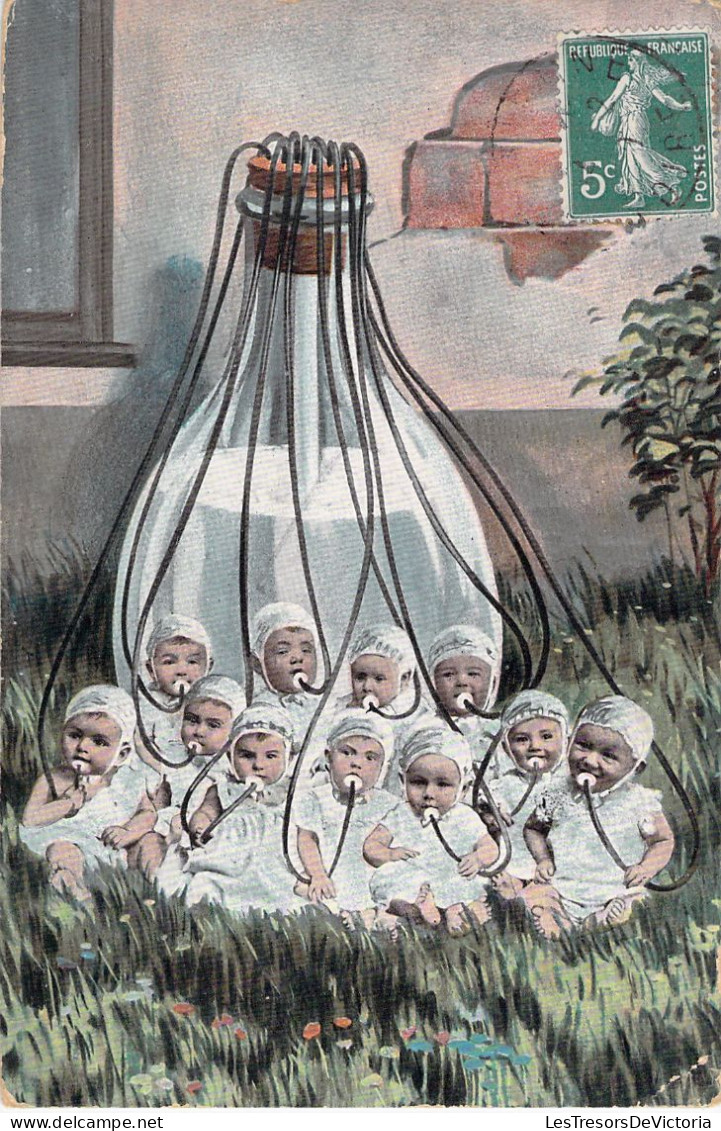 ENFANTS - Bébés Branchés A Une Ampoule D'eau - Biberon Ampoule - Carte Postale Ancienne - - Gruppen Von Kindern Und Familien
